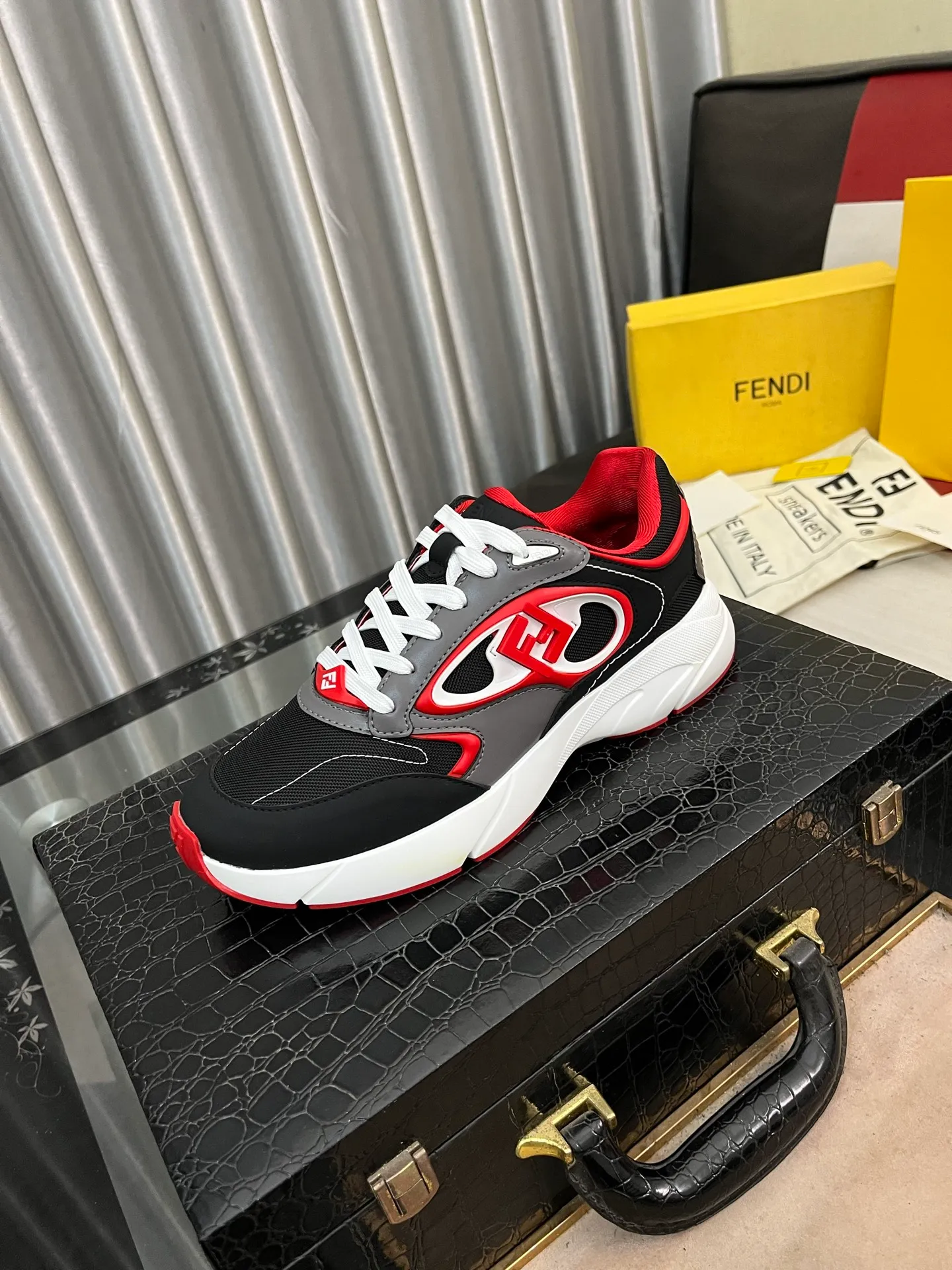 Men's Men's Shoes 💰760⌚️⌚️(Higher version) [Fendi] Fendi's latest casual shoes for men! Available at counters simultaneously! A one-to-one replica of the original. Made entirely of imported top-grain calfskin, the interior is made of top-grain water-dyed cowhide, and the original factory-supplied rubber outsole. Leading new fashion concepts. Matching code: 38-44. 45 can be customized and non-returnable! 3️⃣colors available